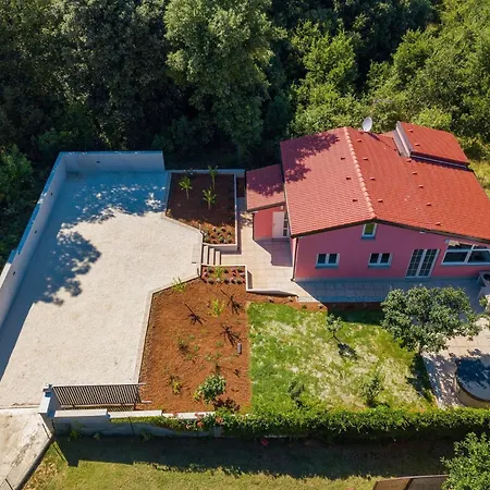 Family-friendly House With Hot Tub Banjole, Pula - 27689