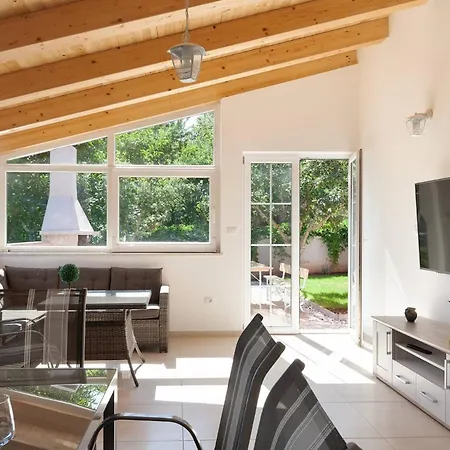 Family-friendly House With Hot Tub Banjole, Pula - 27689 *